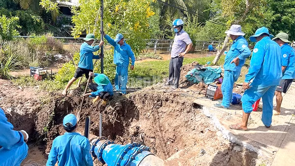 Ngay khi phát hiện sự cố, đơn vị đã huy động lực lượng gồm 14 nhân công cùng các phương tiện cơ giới chuyên dụng khắc phục sự cố. (Ảnh: HỮU NGHĨA)