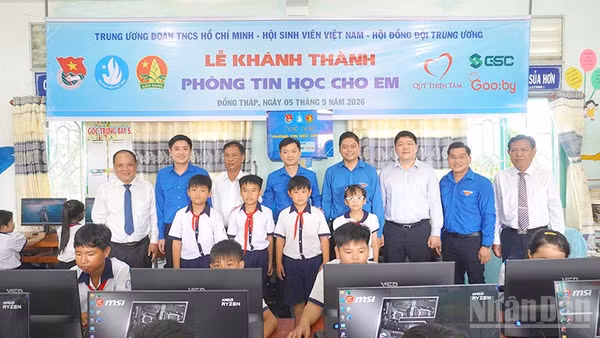 Trao công trình “Phòng tin học cho em”, trị giá 270 triệu đồng tặng Trường tiểu học-trung học cơ sở Tân Hộ Cơ. (Ảnh: HỮU NGHĨA)