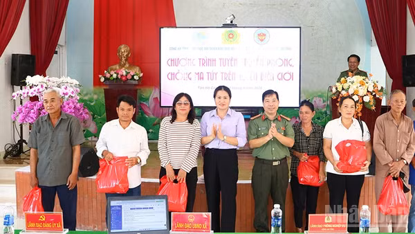 Lãnh đạo xã Tân Hộ Cơ và lãnh đạo Phòng Công tác chính trị, Công an tỉnh Đồng Tháp trao quà tặng người dân có hoàn cảnh khó khăn. (Ảnh: PHƯỚC THANH)