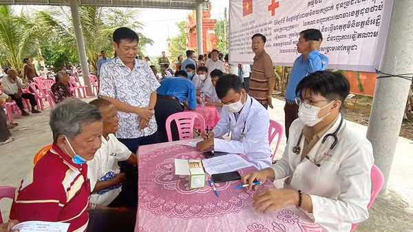 Đoàn tư vấn, khám bệnh, cấp phát thuốc miễn phí tại Campuchia. (Ảnh: Bộ Chỉ huy Quân sự tỉnh Đồng Tháp)