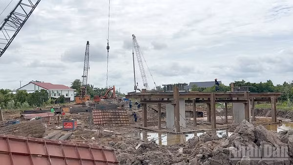 Công nhân, kỹ sư thi công xuyên lễ tại công trường cao tốc Mỹ An-Cao Lãnh, tỉnh Đồng Tháp. (Ảnh: HỮU NGHĨA)