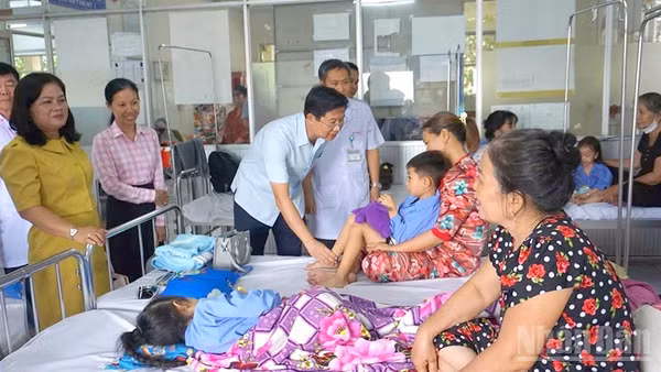 Phó Chủ tịch Ủy ban nhân dân tỉnh Đồng Tháp Huỳnh Minh Tuấn thăm, động viên học sinh đang điều trị tại Bệnh viện đa khoa Sa Đéc.