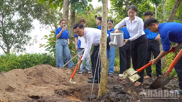 Đại biểu và các bạn đoàn viên, thanh niên đã ra quân trồng cây xanh tại Khu di tích lịch sử căn cứ Huyện ủy (Tràm Dơi).