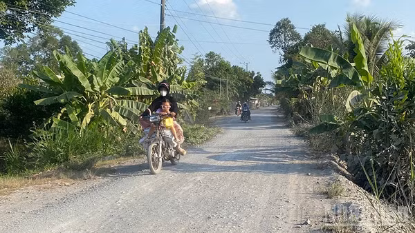 Tuyến đường tạm dừng thi công thời gian dài gây bụi, ảnh hưởng việc đi lại của bà con nhân dân.