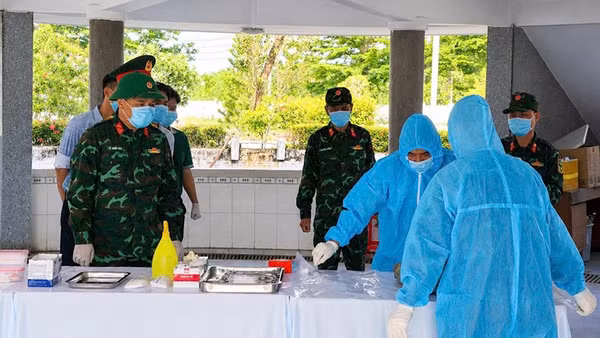Lực lượng chuyên môn thực hiện lấy mẫu sinh phẩm.