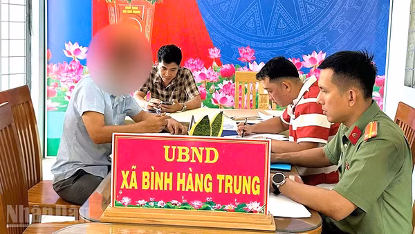 Lực lượng chức năng xã Bình Hàng Trung làm việc với ông T.V.Đ.