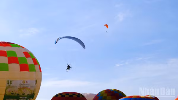 Biểu diễn khinh khí cầu và dù lượn có động cơ.