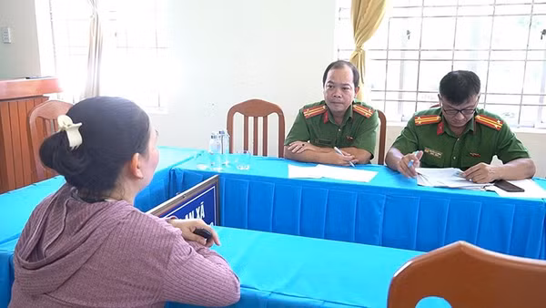 Người nữ tại cơ quan Công an.