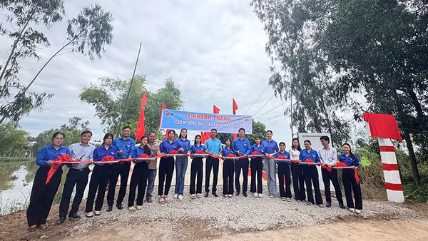 Lãnh đạo tỉnh và đại biểu thực hiện nghi thức cắt băng khánh thành cầu Hy Vọng 443 tại xã Phú Thọ, tỉnh Đồng Tháp.