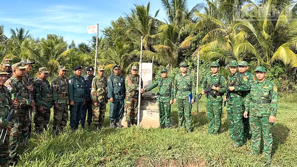 Cán bộ, chiến sĩ 2 bên chụp hình lưu niệm tại cột mốc trong đợt tuần tra song phương.