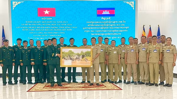 Lãnh đạo Ban Chỉ huy Bộ đội Biên phòng tỉnh Đồng Tháp trao quà lưu niệm tặng Ty Công an tỉnh Prey Veng.