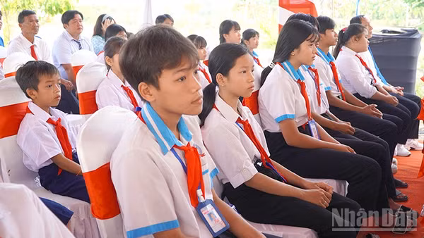 Học sinh xã Thường Phước tham dự lễ khởi công.