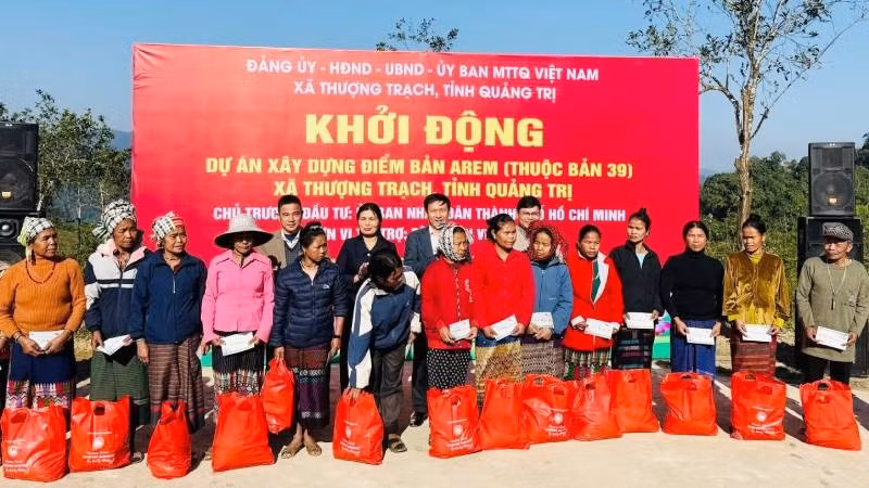 Các đại biểu tặng quà Tết cho các hộ đồng bào xã Thượng Trạch.