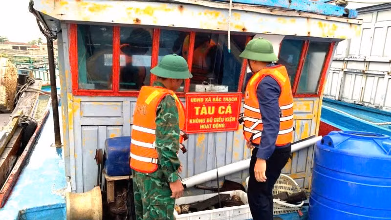 Lực lượng chức năng tỉnh Quảng Trị niêm phong, đóng bảng thông báo tàu cá không đủ điều kiện hoạt động.