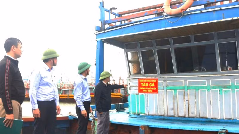 Các đơn vị chức năng của tỉnh Quảng Trị kiểm tra, niêm phong tàu cá “3 không” để quản lý chặt chẽ, cụ thể.