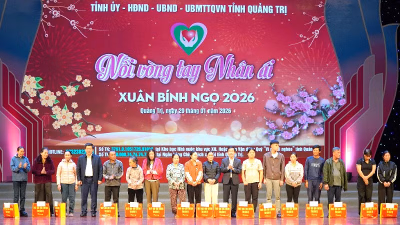 Tại chương trình, các đồng chí lãnh đạo tỉnh Quảng Trị trao quà Tết cho hộ nghèo.