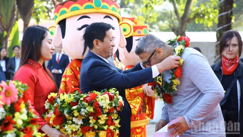 Giám đốc Vườn quốc gia Phong Nha-Kẻ Bàng Phạm Hồng Thái chào đón những vị khách du lịch đầu tiên đến thăm Di sản thiên nhiên thế giới.
