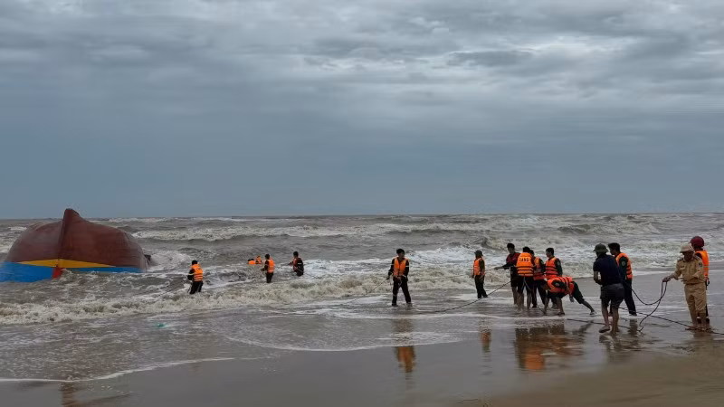 Lực lượng chức năng tỉnh Quảng Trị thực hiện cứu nạn tàu cá, tìm kiếm ngư dân mất tích.