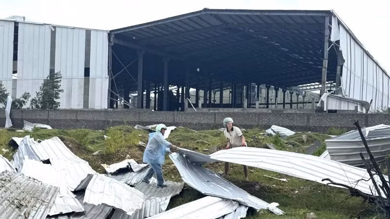 Một nhà xưởng sản xuất tại xã Phú Trạch bị bão làm hư hỏng cơ sở vật chất.