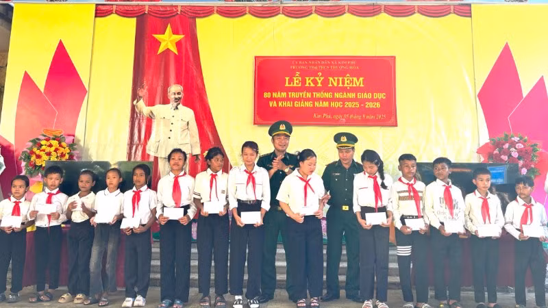 Học sinh người Rục tại xã Kim Phú, tỉnh Quảng Trị vượt khó học giỏi được trao thưởng tại lễ khai giảng năm học mới sáng 5/9.
