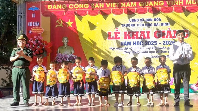 Đại diện Ban Chỉ huy Đồn Biên phòng cửa khẩu quốc tế Cha Lo, tỉnh Quảng Trị tặng quà cho học sinh trường tiểu học Bãi Dinh trong ngày khai giảng năm học mới.