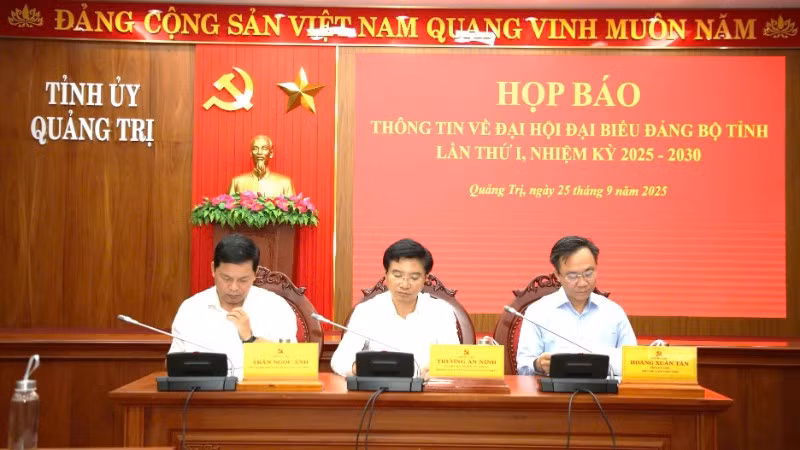 Các đồng chí lãnh đạo tỉnh Quảng Trị chủ trì buổi họp báo.