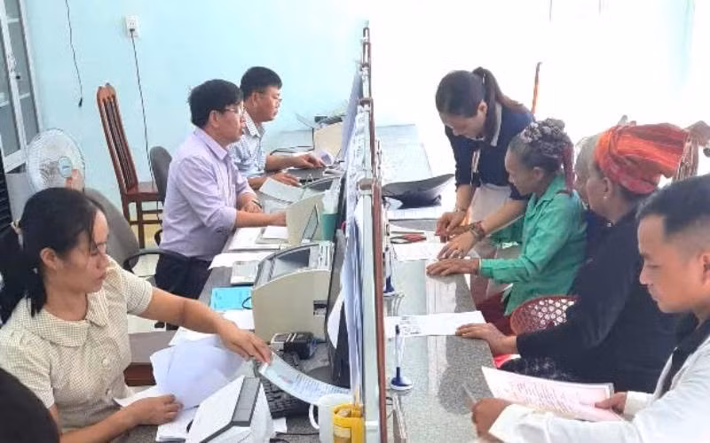 Cán bộ xã Kim Ngân, tỉnh Quảng Trị hướng dẫn, hỗ trợ người dân là đồng bào dân tộc Bru-Vân Kiều làm giấy tờ, hồ sơ hành chính.