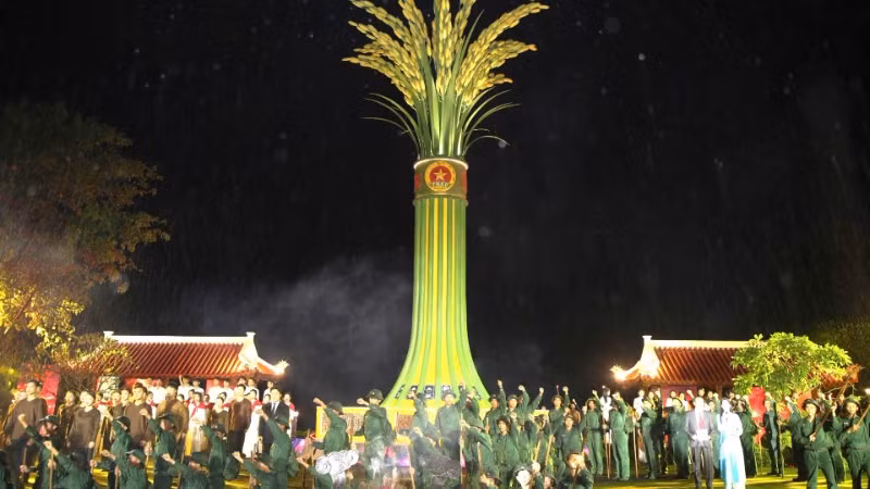 Chương trình nghệ thuật chính luận “Lời tri ân - dòng sông hoa lửa” diễn ra ngay bên bến phà II sông Long Đại.