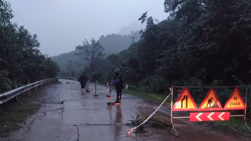 Lực lượng chức năng rào chắn, cảnh báo về sự cố của đoạn đường. (Ảnh: TRƯỜNG SƠN)