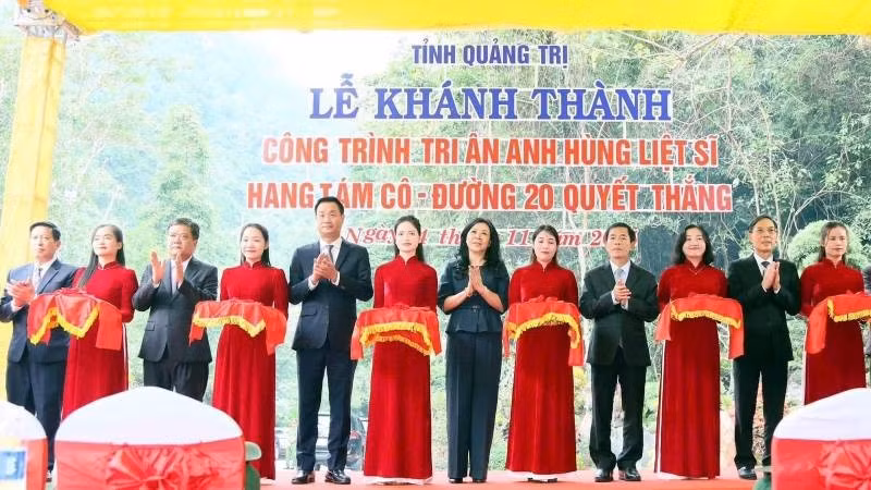 Các đại biểu cắt băng khánh thành công trình tôn tạo Di tích quốc gia đặc biệt hang Tám Cô.