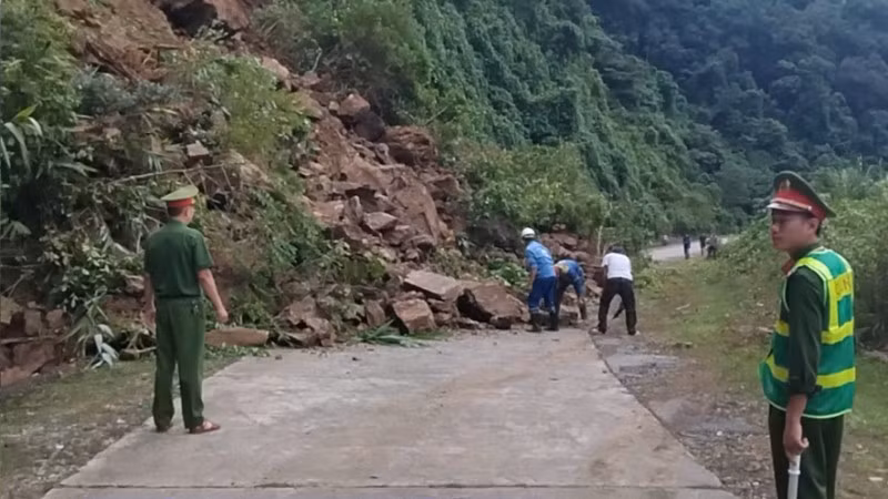 Đường Hồ Chí Minh đoạn qua xã Trường Sơn, tỉnh Quảng Trị xảy ra sạt lở đất, đá với khối lượng lớn.