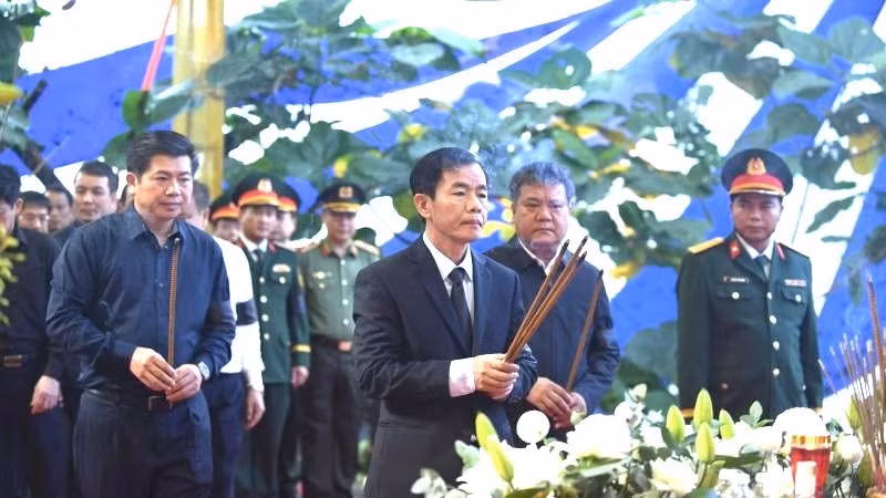 Bí thư Tỉnh ủy Quảng Trị Nguyễn Văn Phương và các đồng chí lãnh đạo tỉnh dâng hương viếng hài cốt các liệt sĩ.