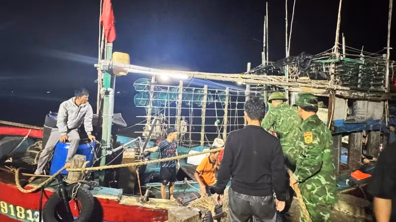 Trạm Biên phòng cửa khẩu cảng Hòn La tiếp nhận 7 thuyền viên tàu cá Thanh Hóa bị chìm trên biển.