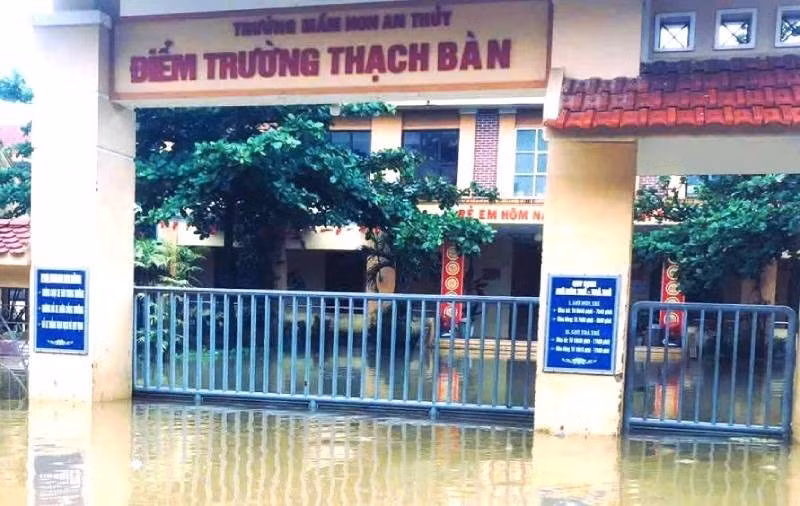 Điểm trường mầm non ở xã Lệ Thủy, tỉnh Quảng Trị bị ngập sâu trong nước.