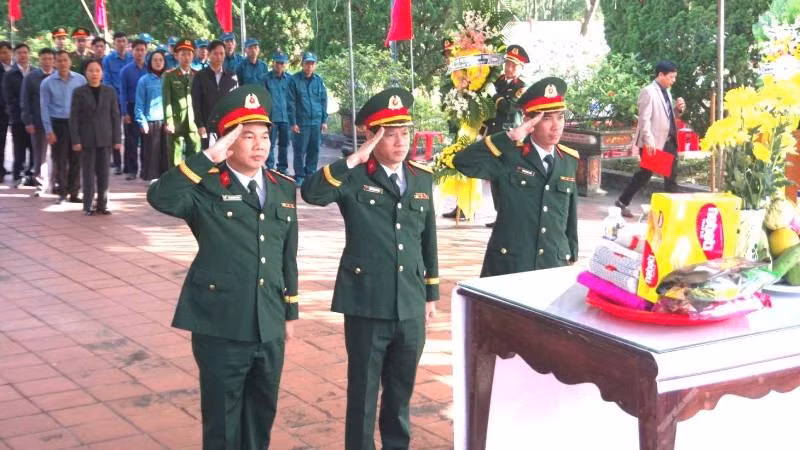 Đại biểu lực lượng vũ trang tỉnh Quảng Trị viếng các liệt sĩ tại Nghĩa trang Mai Thủy.