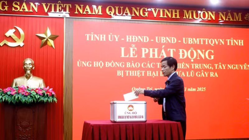 Bí thư Tỉnh ủy Nguyễn Văn Phương ủng hộ đồng bào miền trung, Tây Nguyên.