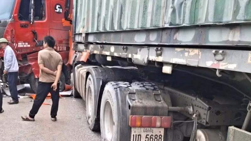 Vụ tai nạn không gây nhiều hậu quả nhưng làm tắc Quốc lộ 12A nhiều giờ đồng hồ. (Ảnh: DH)