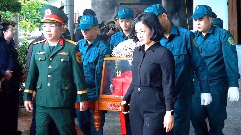 Đại diện lãnh đạo Bộ Chỉ huy Quân sự tỉnh và phường Bắc Gianh di chuyển hài cốt liệt sĩ Nguyễn Quốc Hội về nơi an táng tại Nghĩa trang Quảng Phúc. (Ảnh: NHI ANH) 