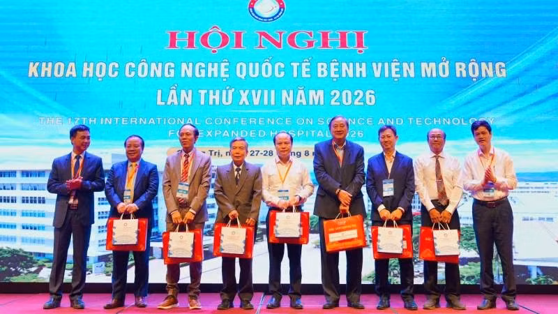Ban tổ chức tặng quà cho các đại biểu tham dự hội nghị. (Ảnh: HƯƠNG GIANG)