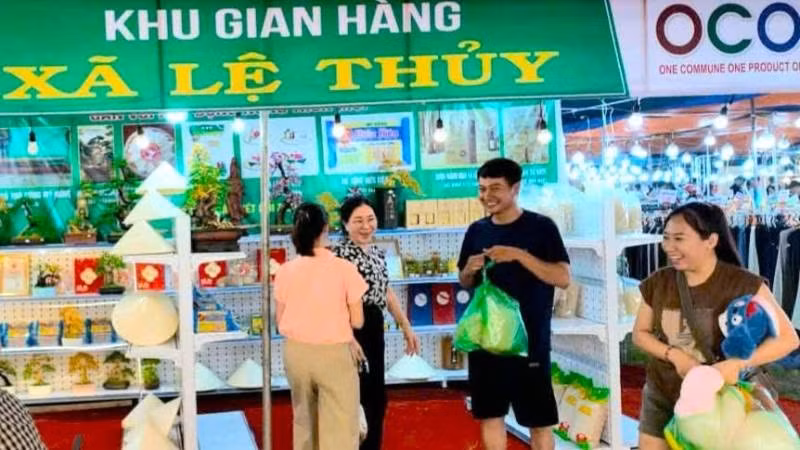Người dân mua hàng OCOP tại gian hàng của xã Lệ Thủy tại hội chợ thương mại trên địa bàn nhân dịp Quốc khánh 2/9. (Ảnh: HG)