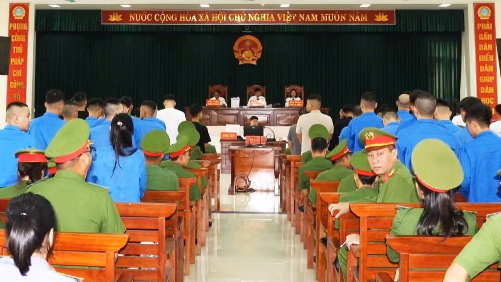 Phiên tòa xét xử 51 bị cáo trong vụ án liên quan ma túy xảy ra tại nhà hàng King Club gây xôn xao dư luận hơn 1 năm trước tại phường Đồng Hới, tỉnh Quảng Trị (Ảnh: HOÀNG PHÚC)