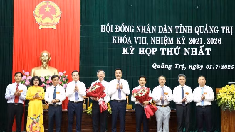 Các đồng chí lãnh đạo Tỉnh ủy tặng hoa chúc mừng Thường trực Hội đồng và một số Ban của Hội đồng nhân dân tỉnh Quảng Trị.