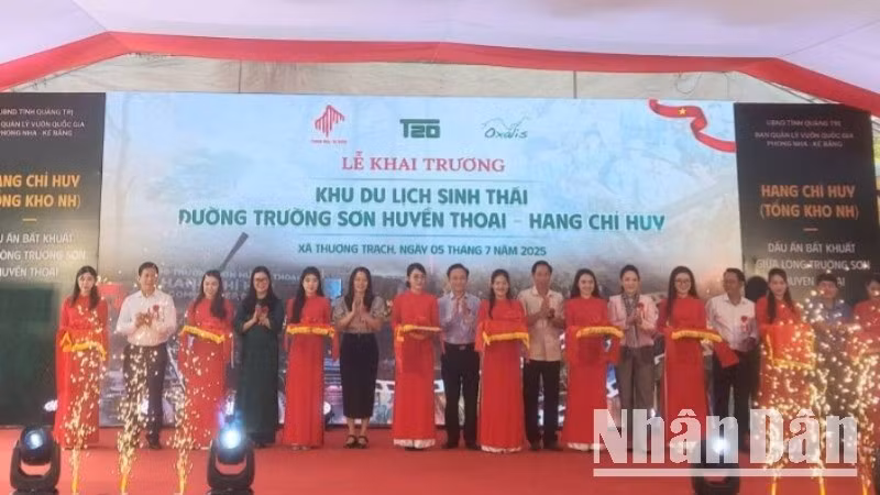 Các đại biểu cắt băng khai trương Khu du lịch sinh thái "Đường Trường Sơn-Hang Chỉ huy".