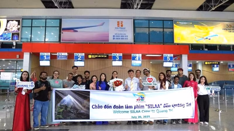 Lãnh đạo Sở Văn hóa, Thể thao và Du lịch tỉnh Quảng Trị đón và tặng hoa chúc mừng đoàn làm phim tại Cảng hàng không Đồng Hới.