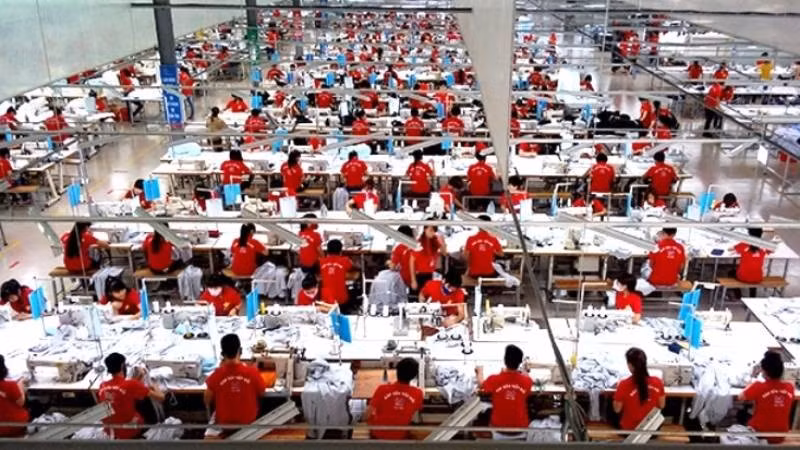 Công nhân may công nghiệp ở phía bắc tỉnh Quảng Trị. (Ảnh minh họa)