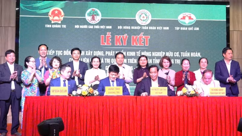 Lãnh đạo tỉnh Quảng Trị và các đơn vị liên quan ký kết hợp tác giai đoạn 2026-2030 phát triển nông nghiệp hữu cơ, tuần hoàn