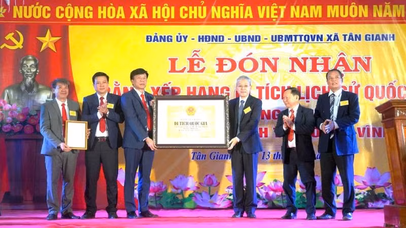 Đại diện Bộ Văn hóa, Thể thao và Du lịch trao quyết định xếp hạng Di tích cấp quốc gia Di tích lịch sử đền Song Trung và mộ 2 vị tướng quân cho xã Tân Gianh (Ảnh: HG)