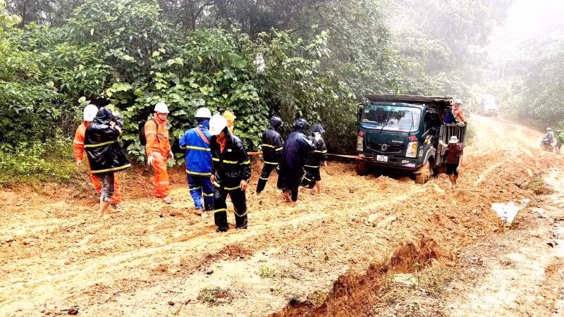 Cán bộ, công nhân Công ty Điện lực Quảng Trị vượt khó khăn về địa hình, thời tiết để kéo điện vào các bản vùng "lõm" ở xã Trường Sơn.