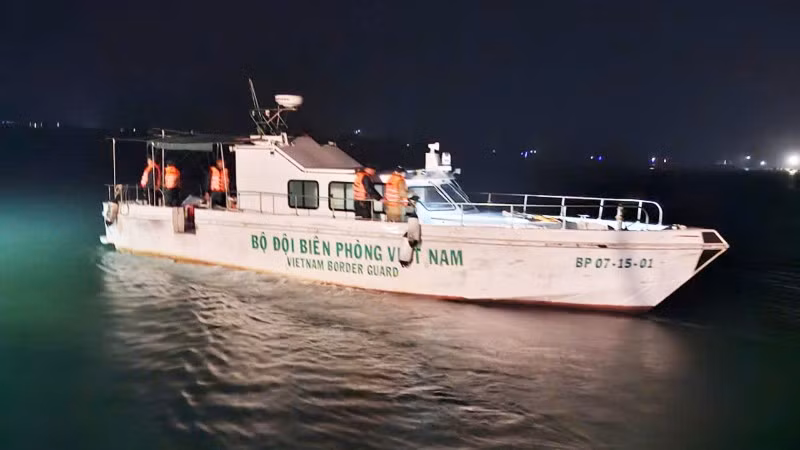 Lực lượng của Bộ đội Biên phòng tỉnh Quảng Trị tìm kiếm cứu nạn ngư dân trong đêm qua