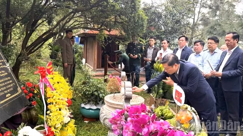 Chủ tịch Ủy ban nhân dân tỉnh Quảng Trị Lê Hồng Vinh dâng hương lên mộ Đại tướng Võ Nguyên Giáp.